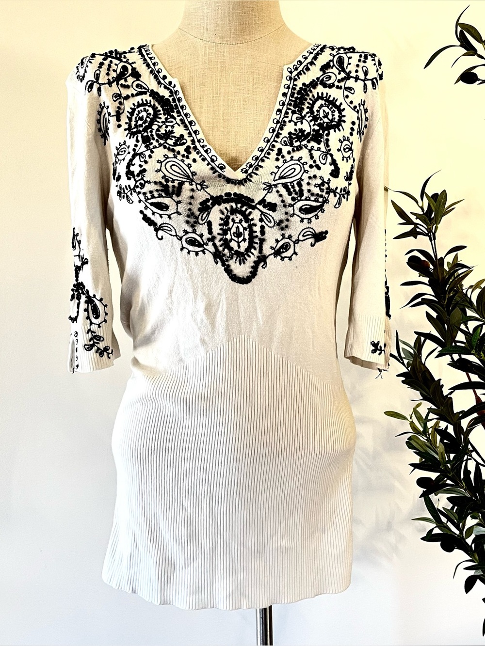 cachè vintage embellished Embroidered V-Neck White tunic with Black Detail